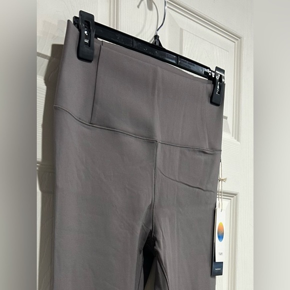 Vuori Women's Large Evolve Legging Smoke Grey NWT Performance Stretch Knit 7/8 - Picture 3 of 9